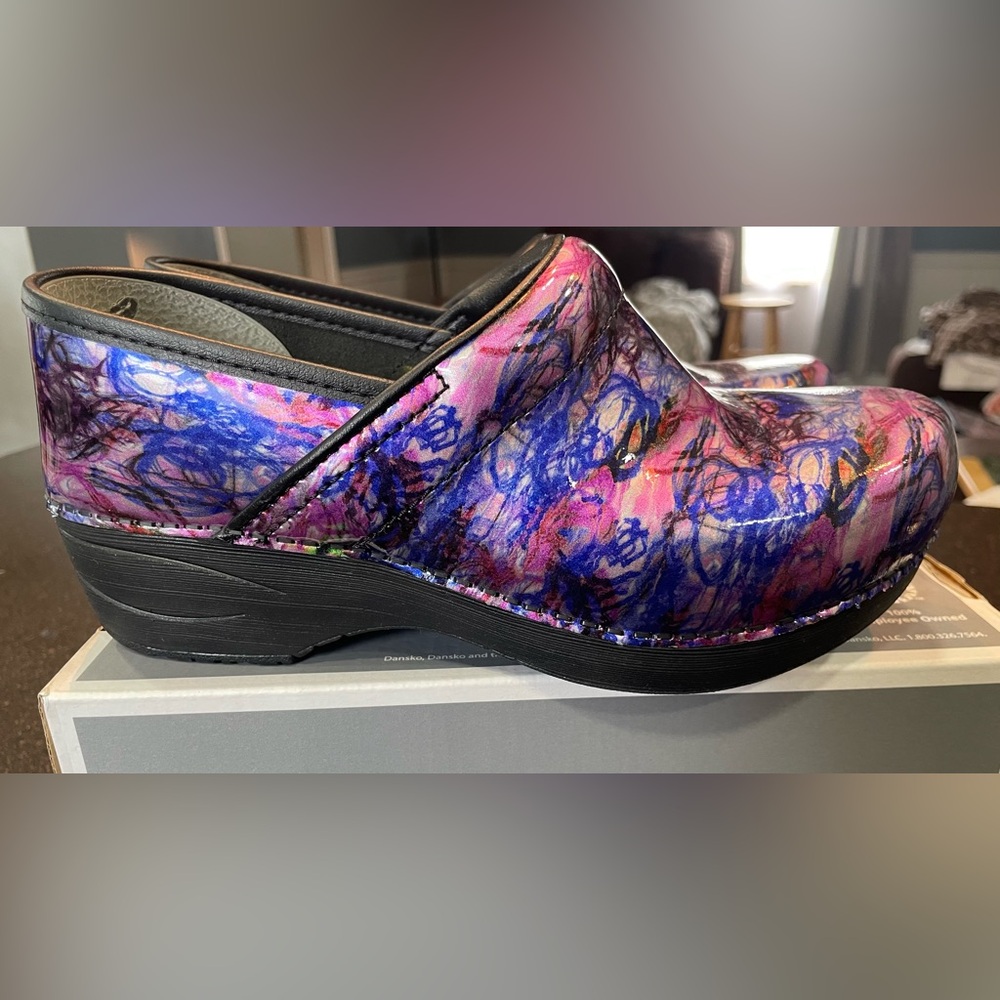 Dansko Women's XP 2.0 Patent Swirl Size 42  Clogs New in box